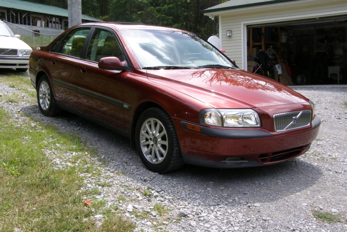 My wife's second Volvo, a 2000 S80. Nice car, but nowhere as good as the first.