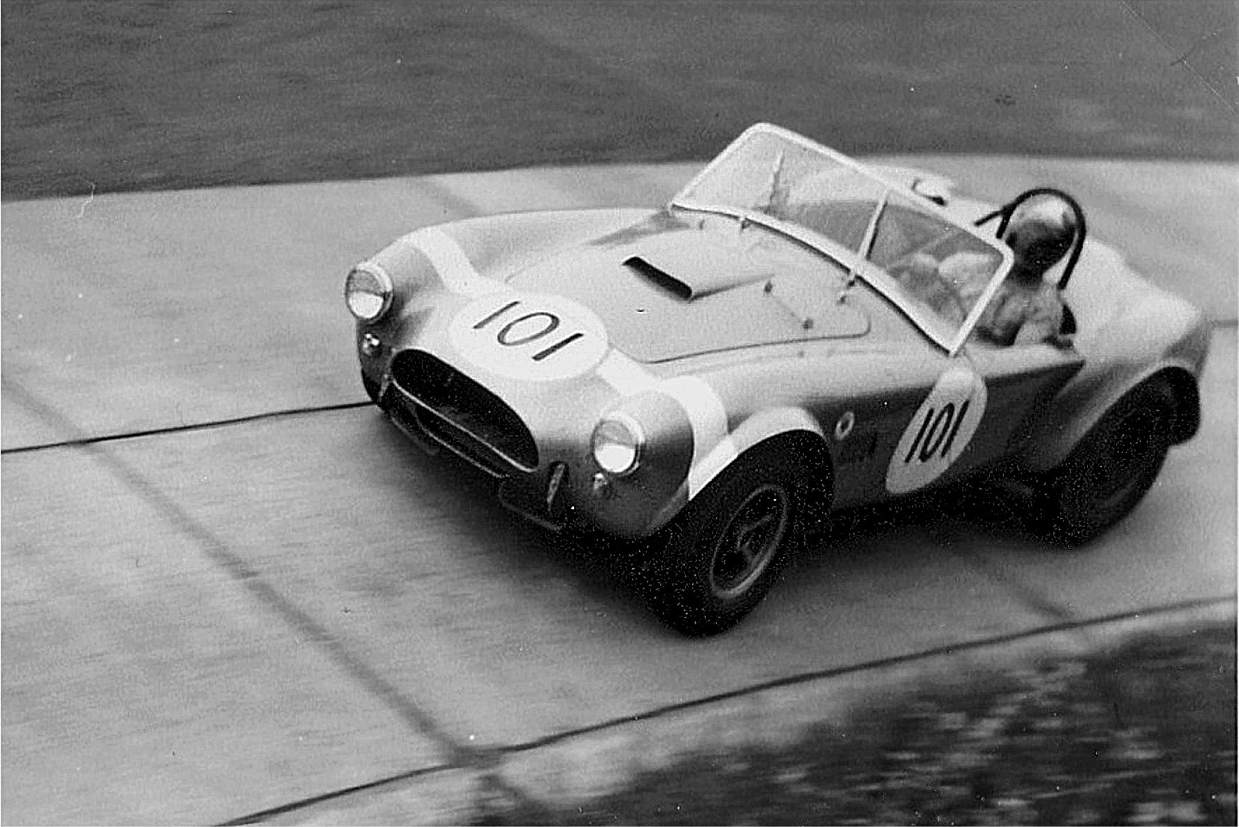 1964-05_Training_-_Shelby_Cobra_v._Bondurant_u._Neerpasch.jpg