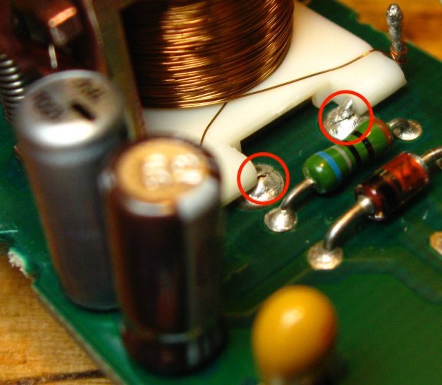 Volvo850FuelPumpRelaySolderJoint Cracks Circled 1.jpg