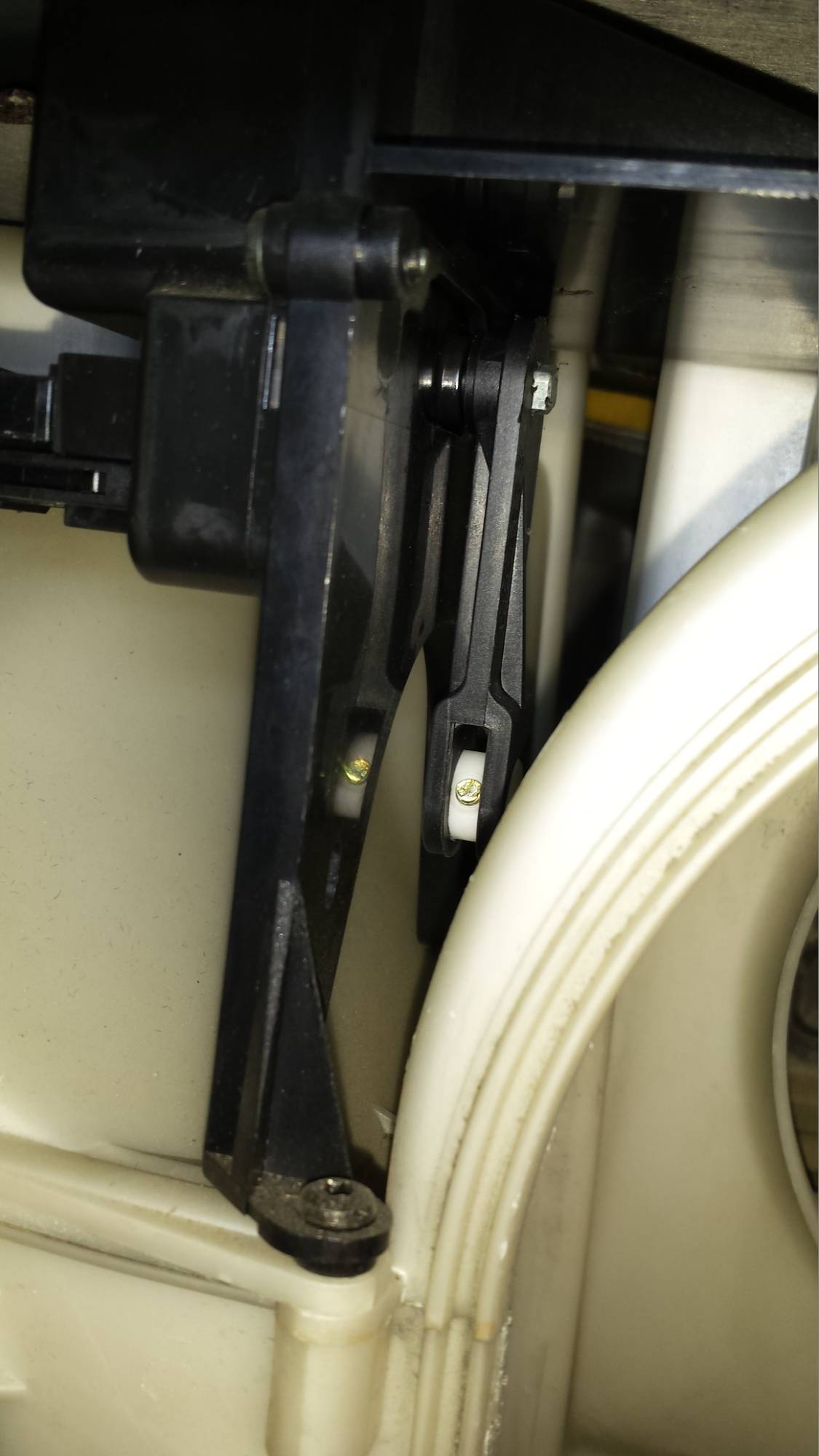 Cold air flap actuator arm