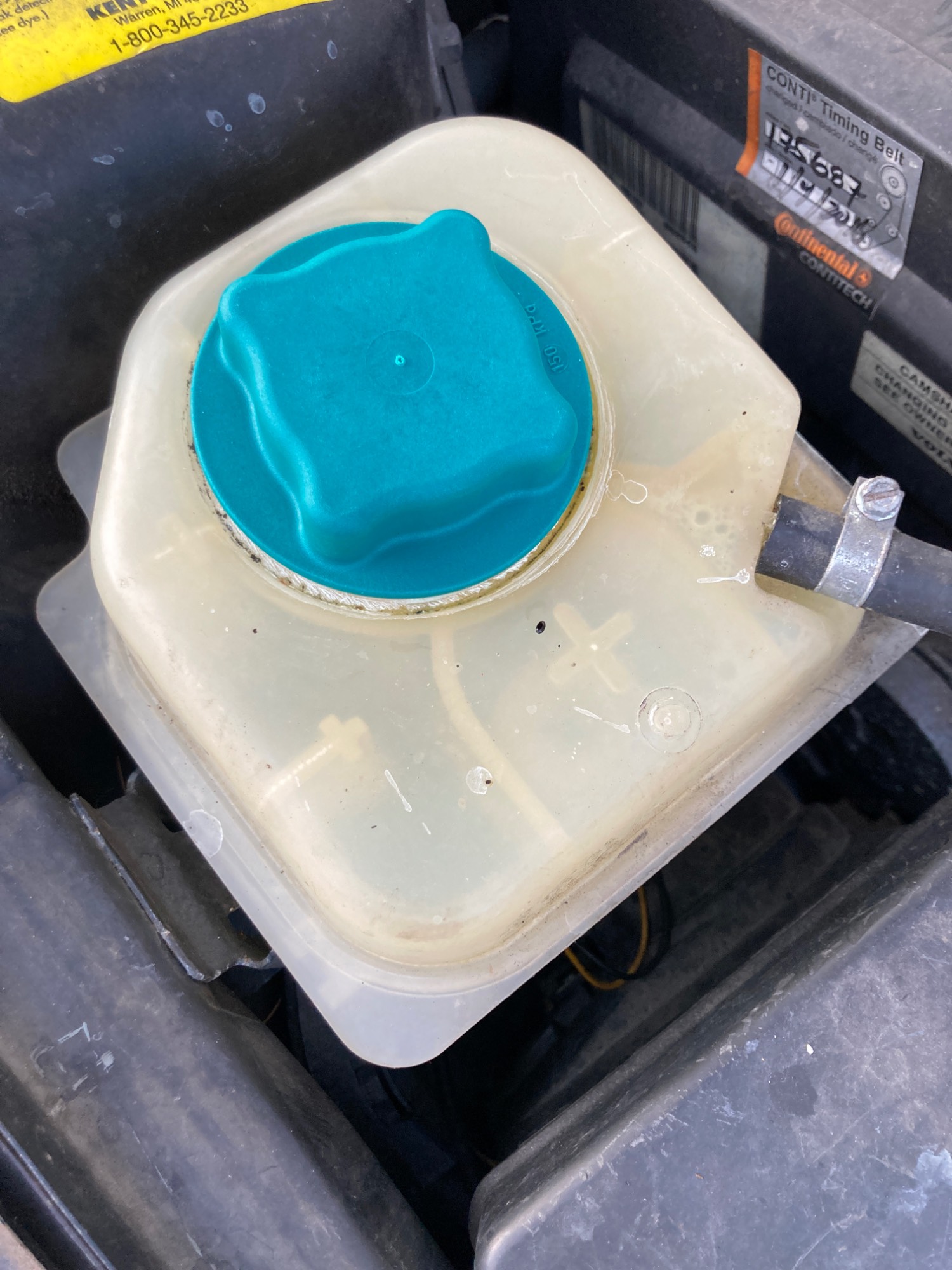 Rein coolant tank cap in a 1998 Volvo V70