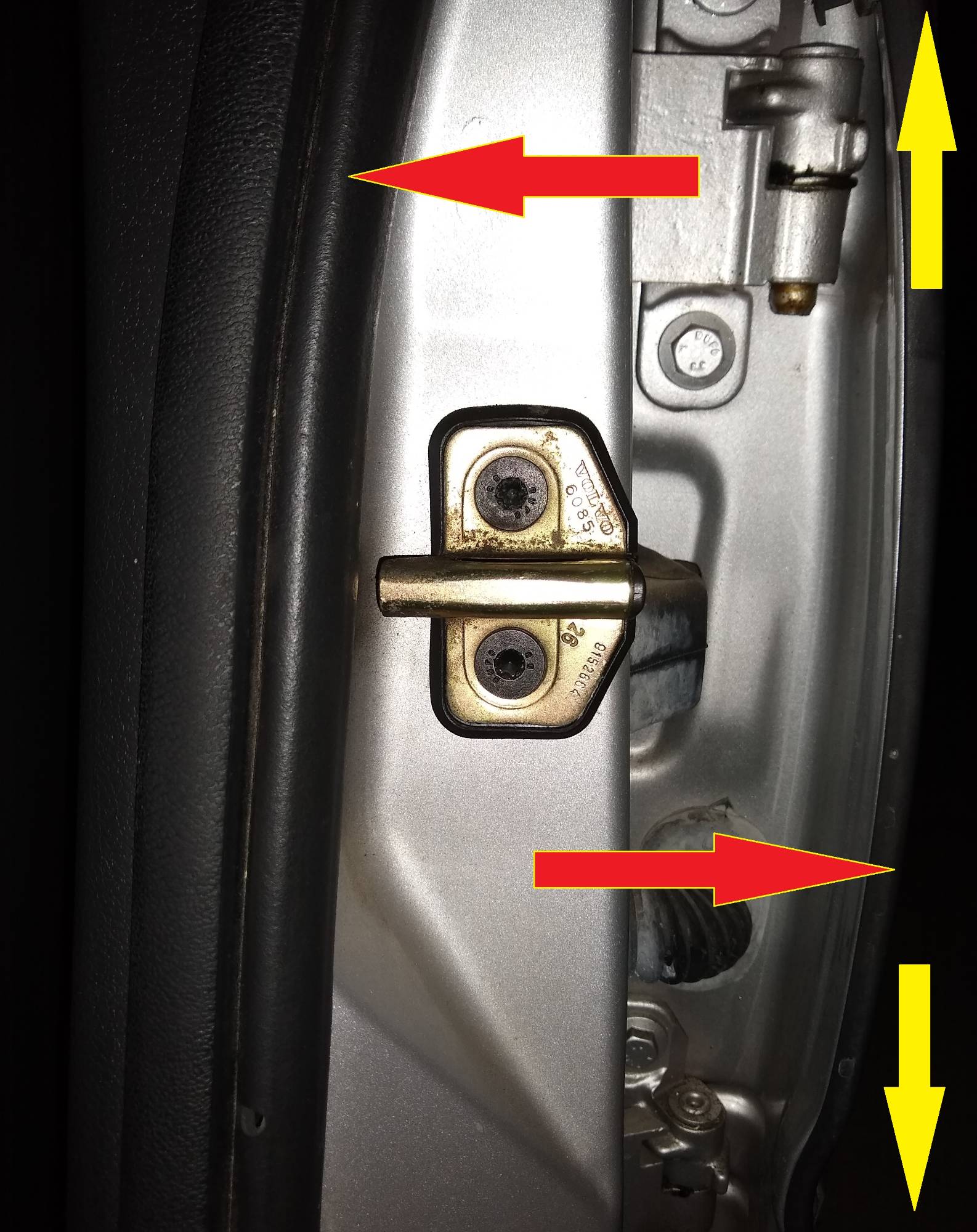 00 S70 Door Hinge.jpg