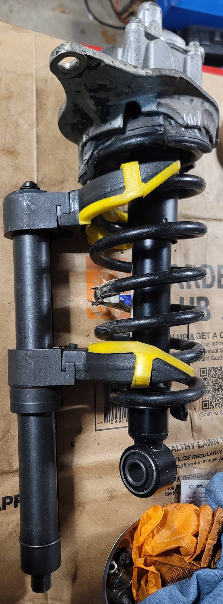 one-piece spring compressor, relaxed