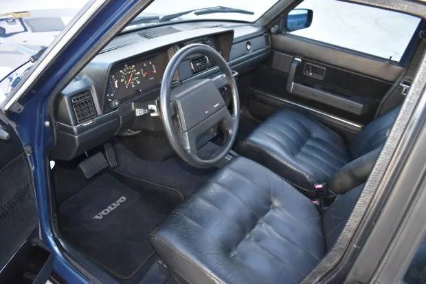 1989_volvo_240_int.jpg