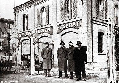 400px-1934_Bologna,_Maserati_brothers_outside_officina.jpg