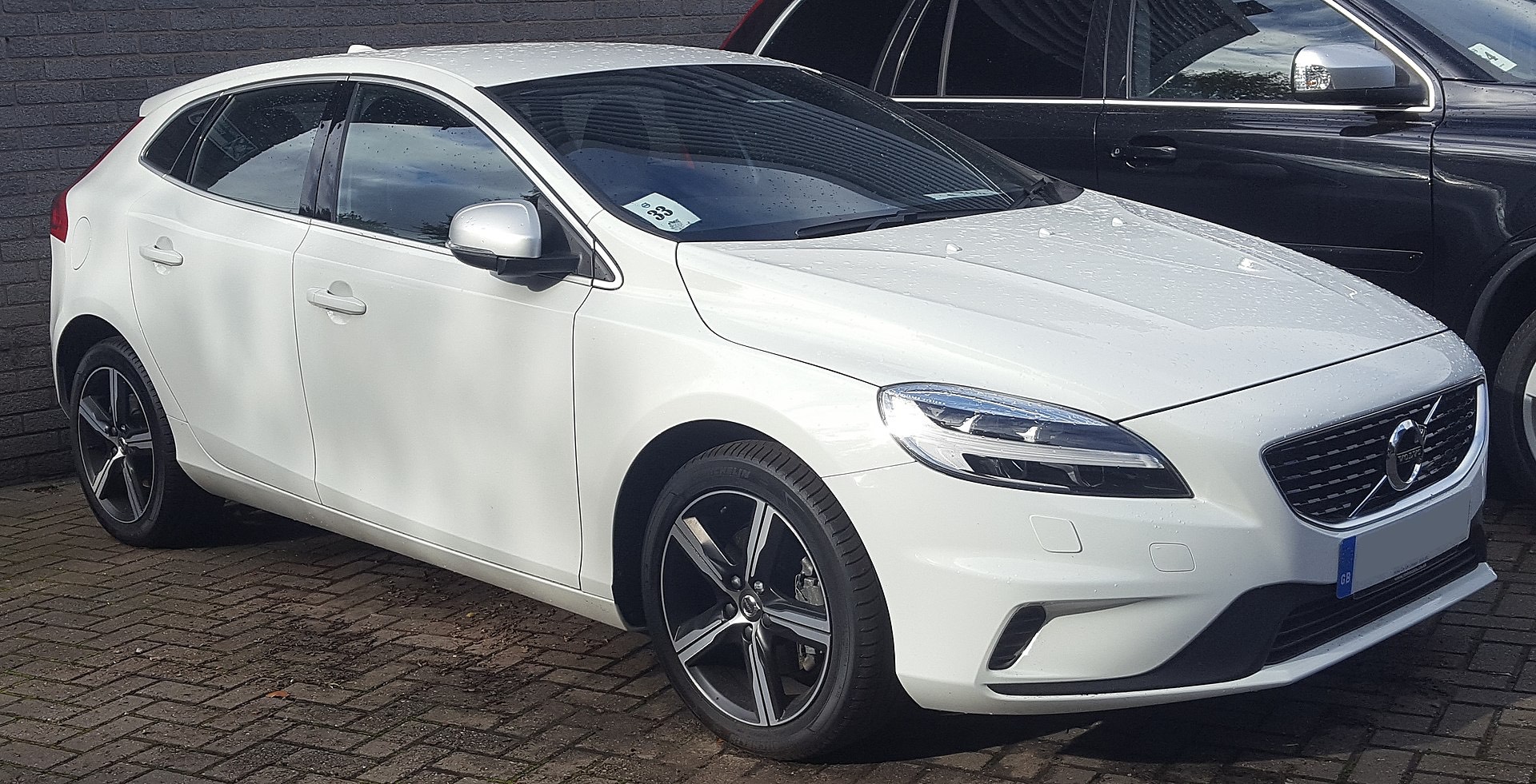 1920px-2016_Volvo_V40_R-Design_T2_2.0.jpg
