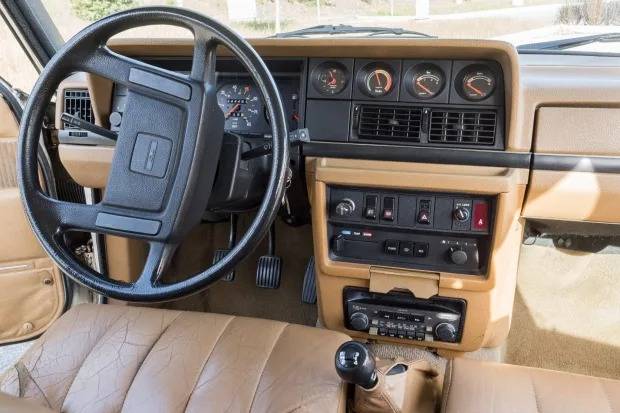 1982_volvo_245-int.jpg