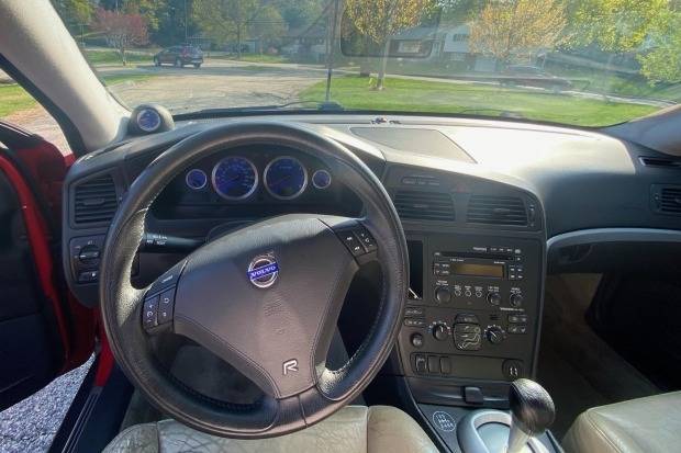 2004_volvo_v70r_int.jpg