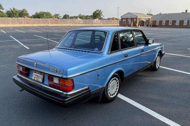 1986_volvo_240dl.jpg