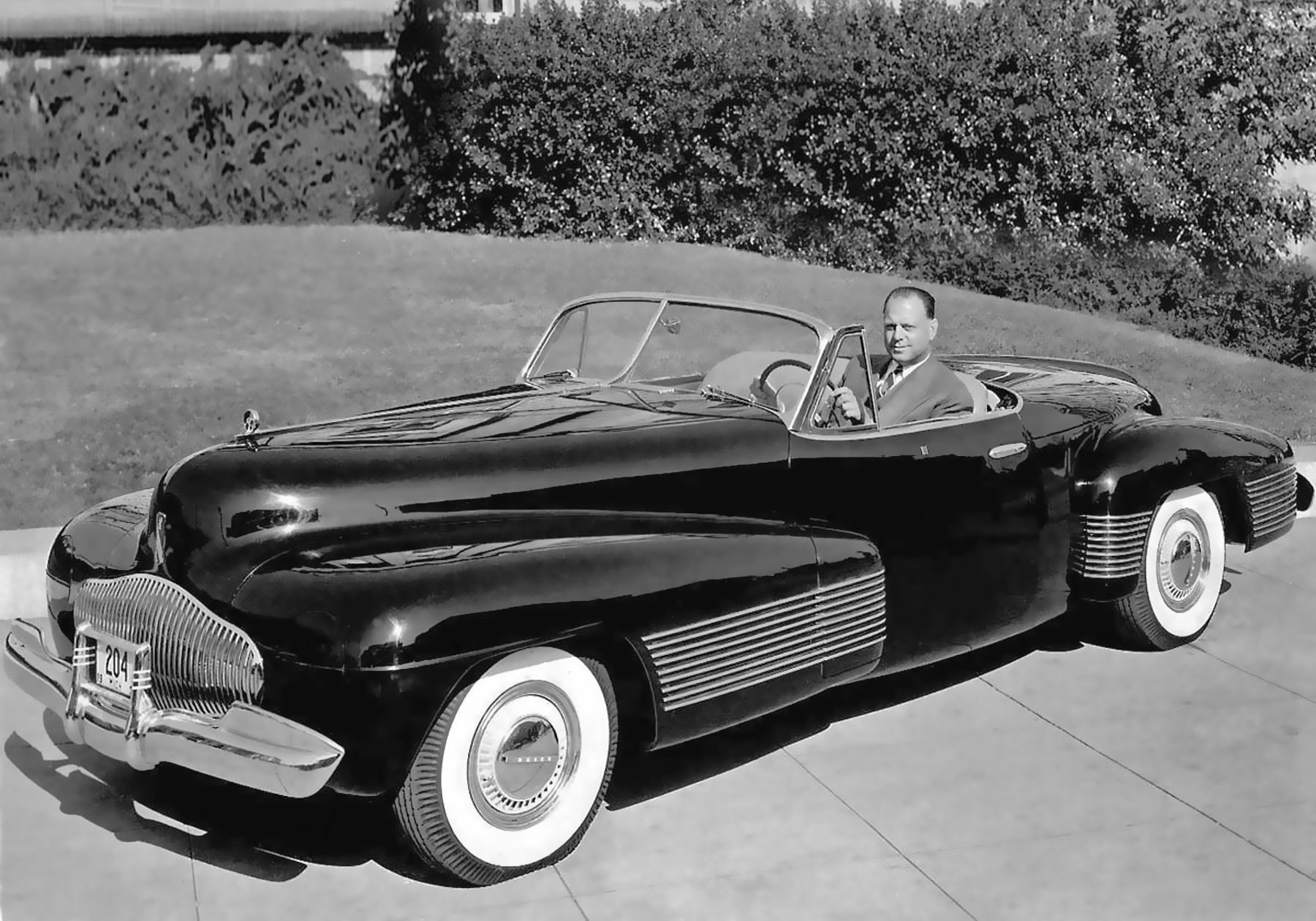 1939 Harley Earl The Y Job.jpg