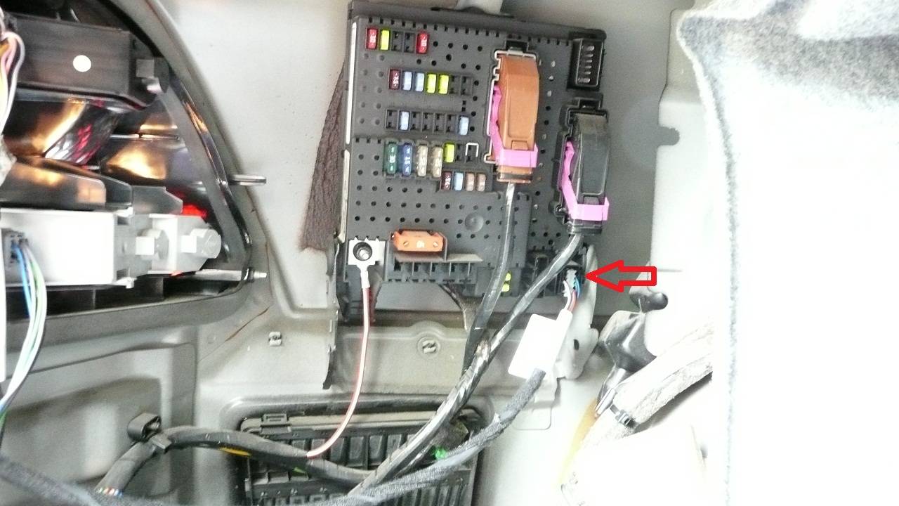S60-Trunk-Wiring-02.jpg