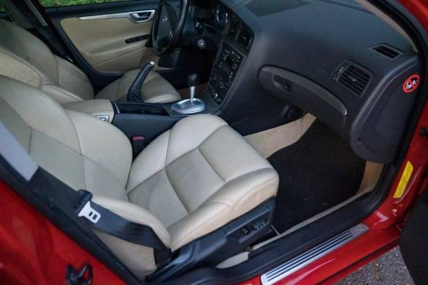 2006 v70r handbrake.jpg