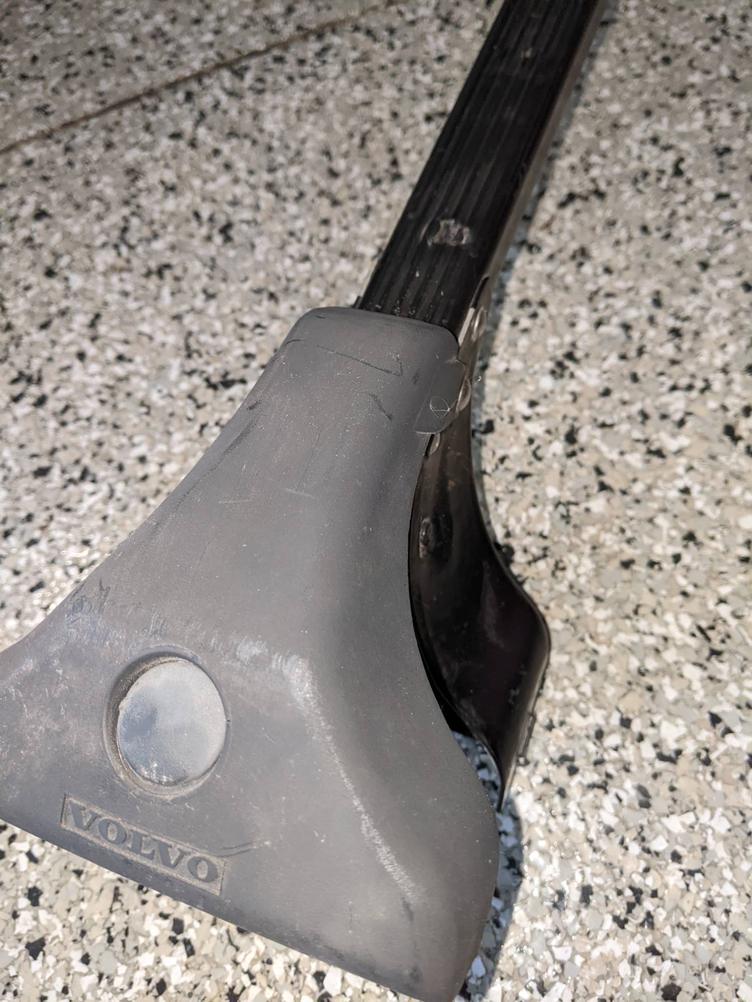 End cap of non-rail cross bar