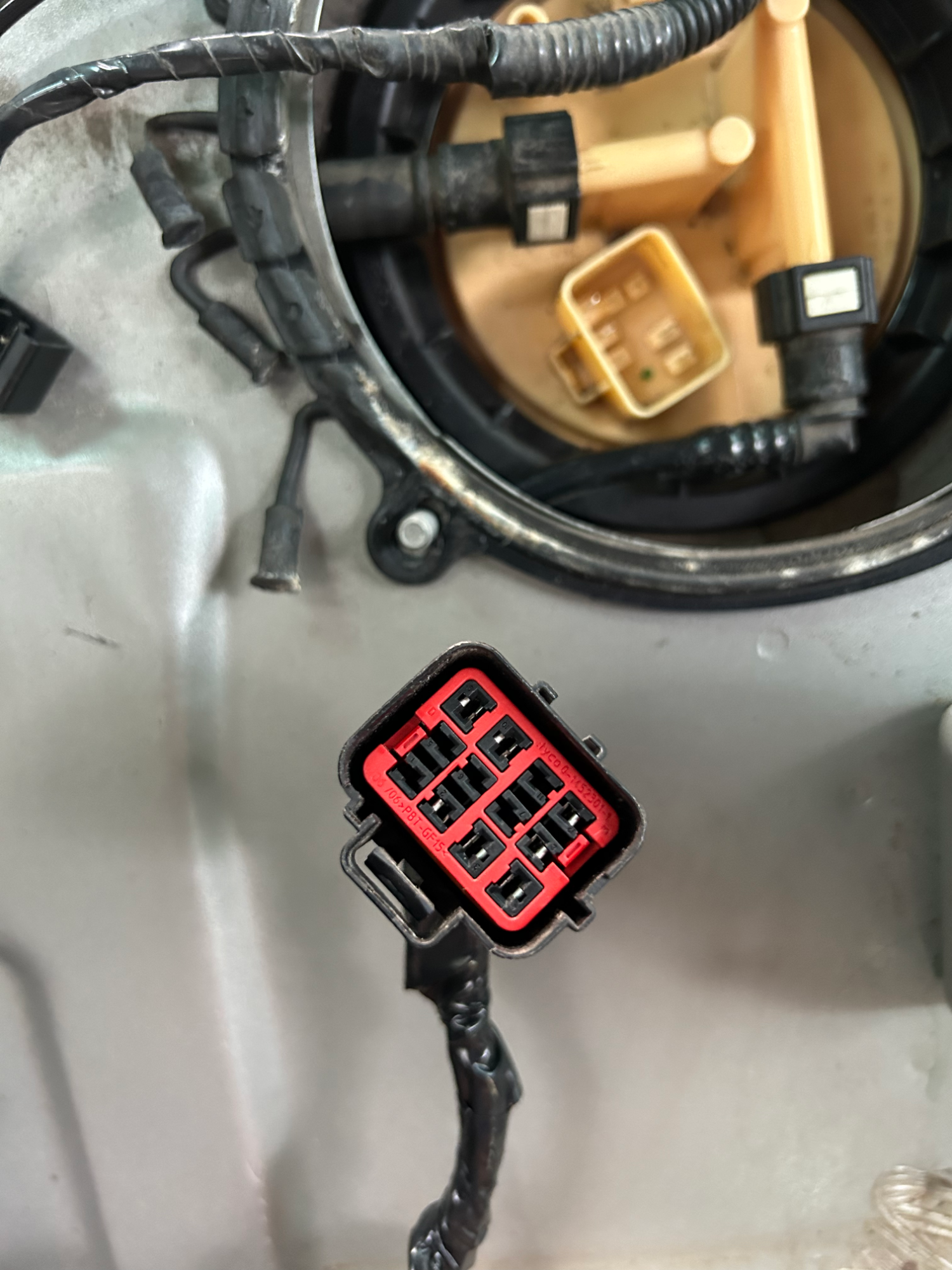 30792858  fuel pump connector