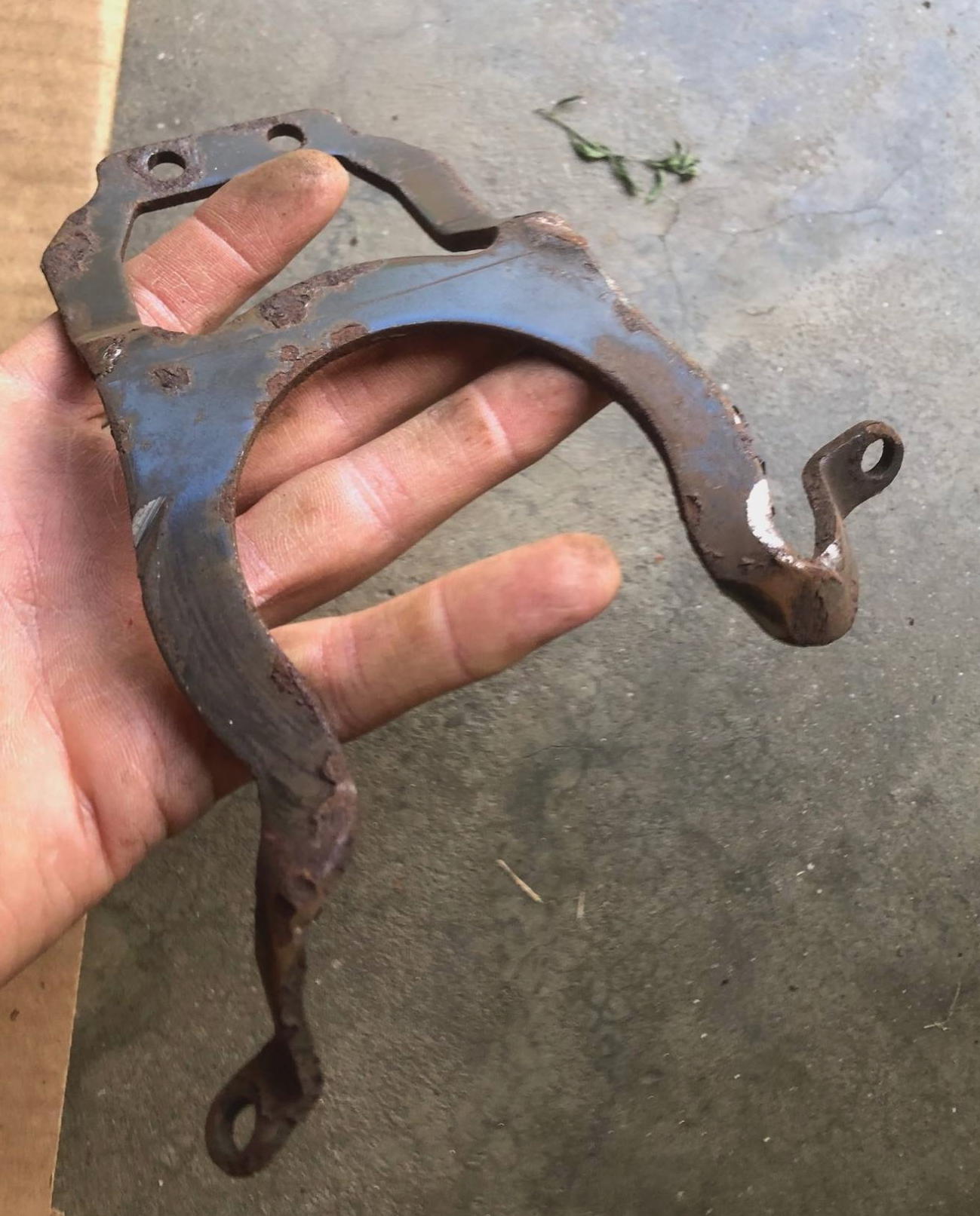 P1 Wheel Bearing Lock Brace - Genuine 31387127.png