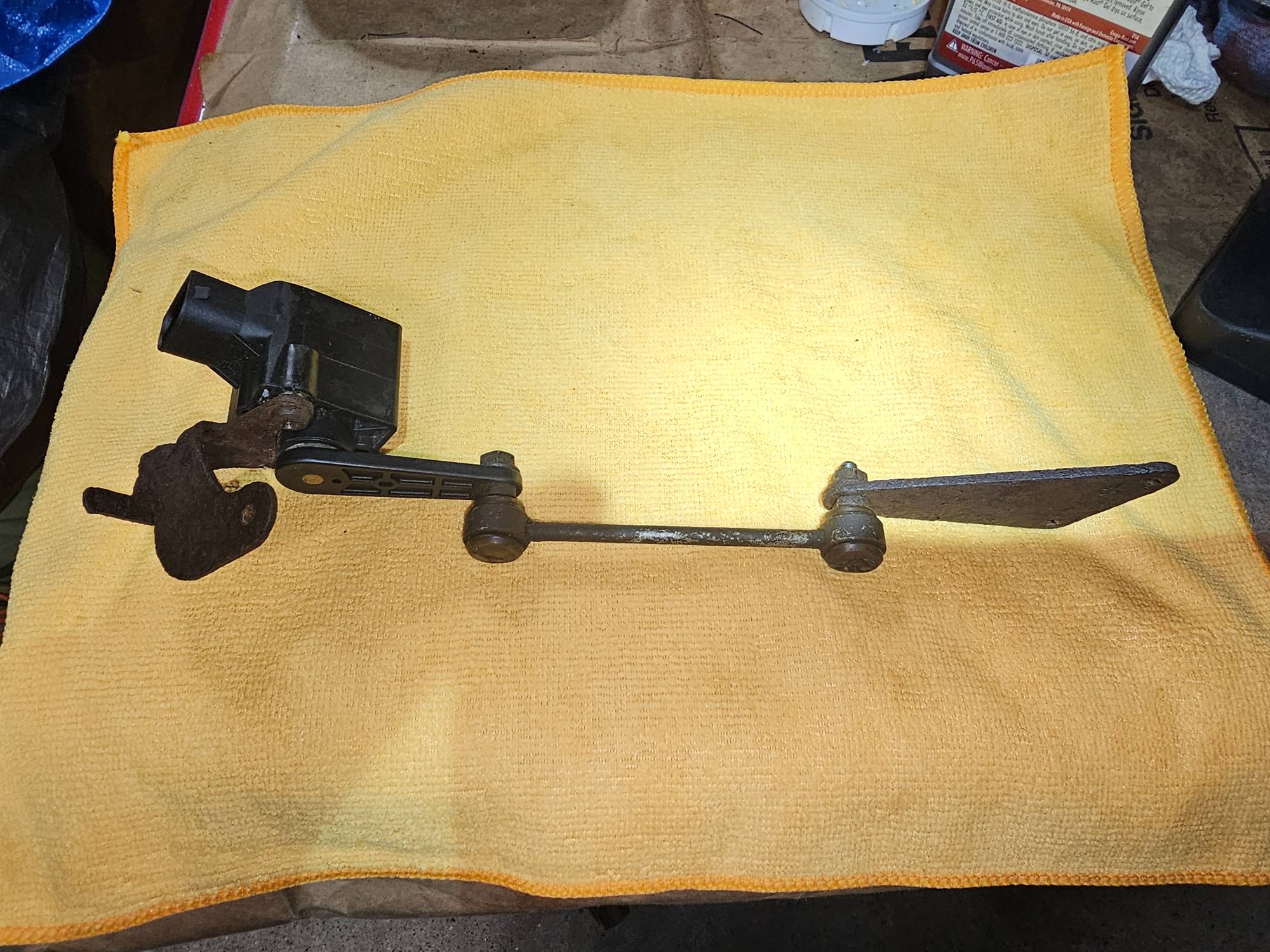 Sensor, bracket and linkage ready to be installed.