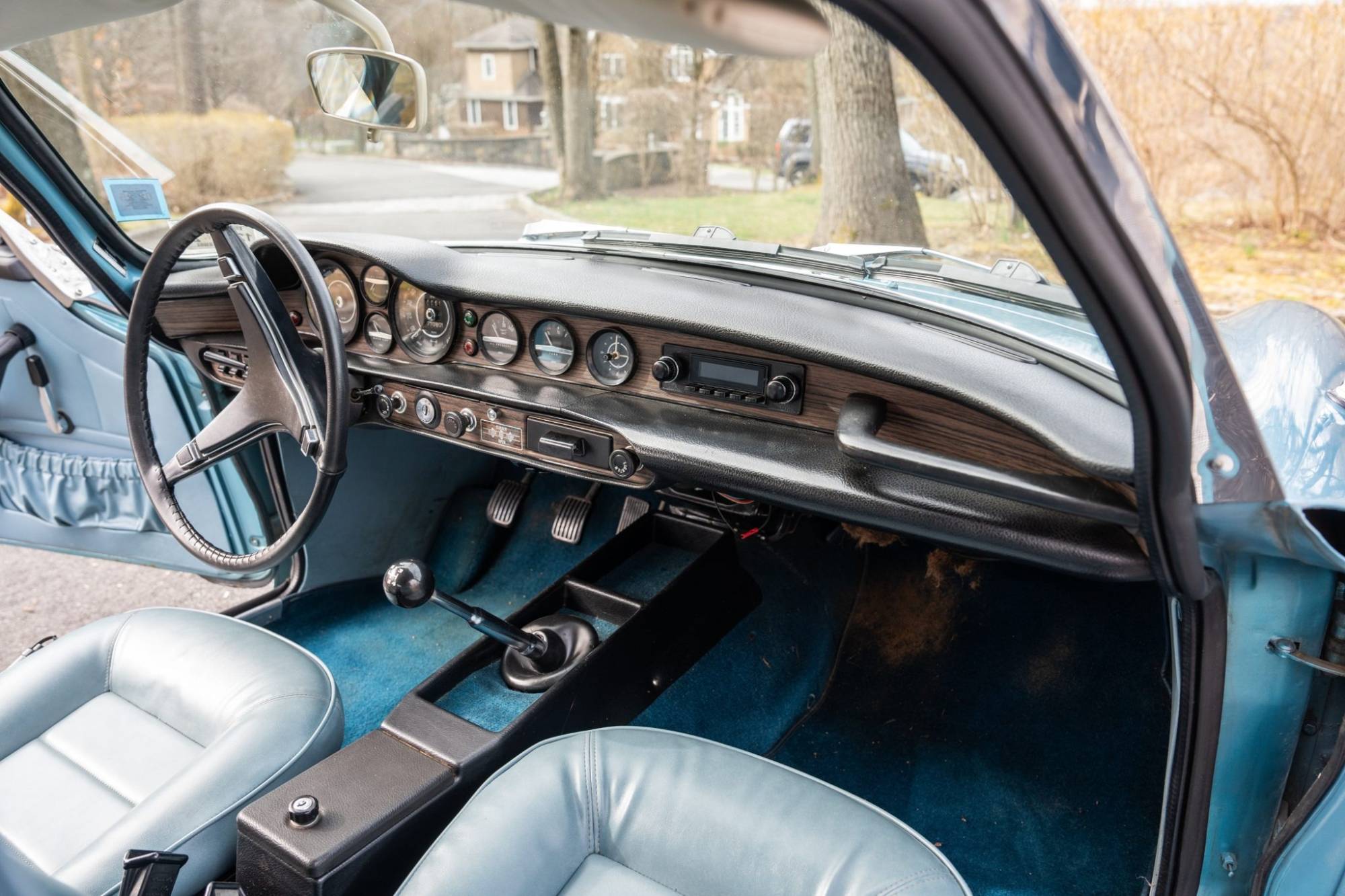 1973_volvo_1800es_blue_int.jpg