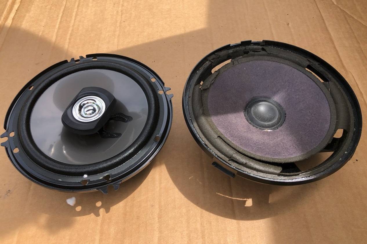 02 V70 XC Door Speakers 1.jpg