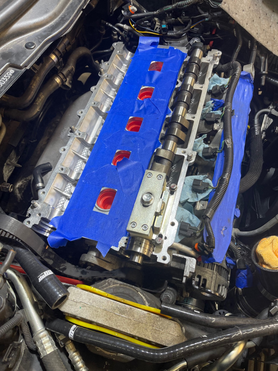 Checking the valve lash: All within spec. Intake valves: .20+/-.03 mm Exhaust valves: .40+/-.03 mm