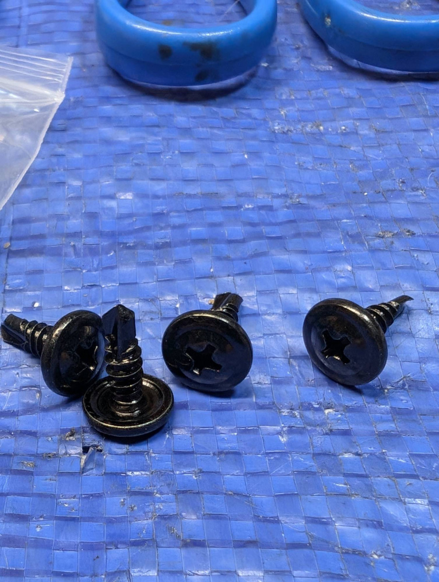 Self threading sheet screws