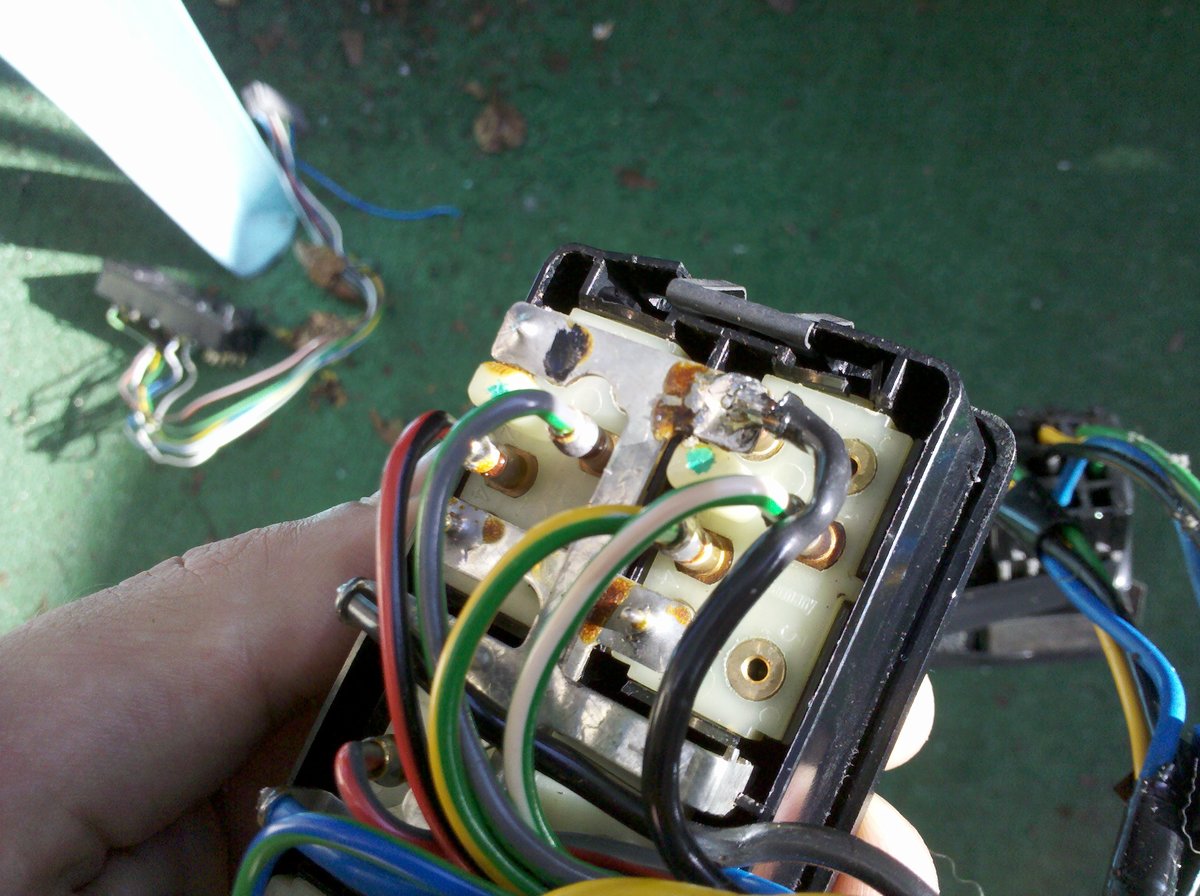 Note: The two black wires from both relays are connected to a common ground plate.