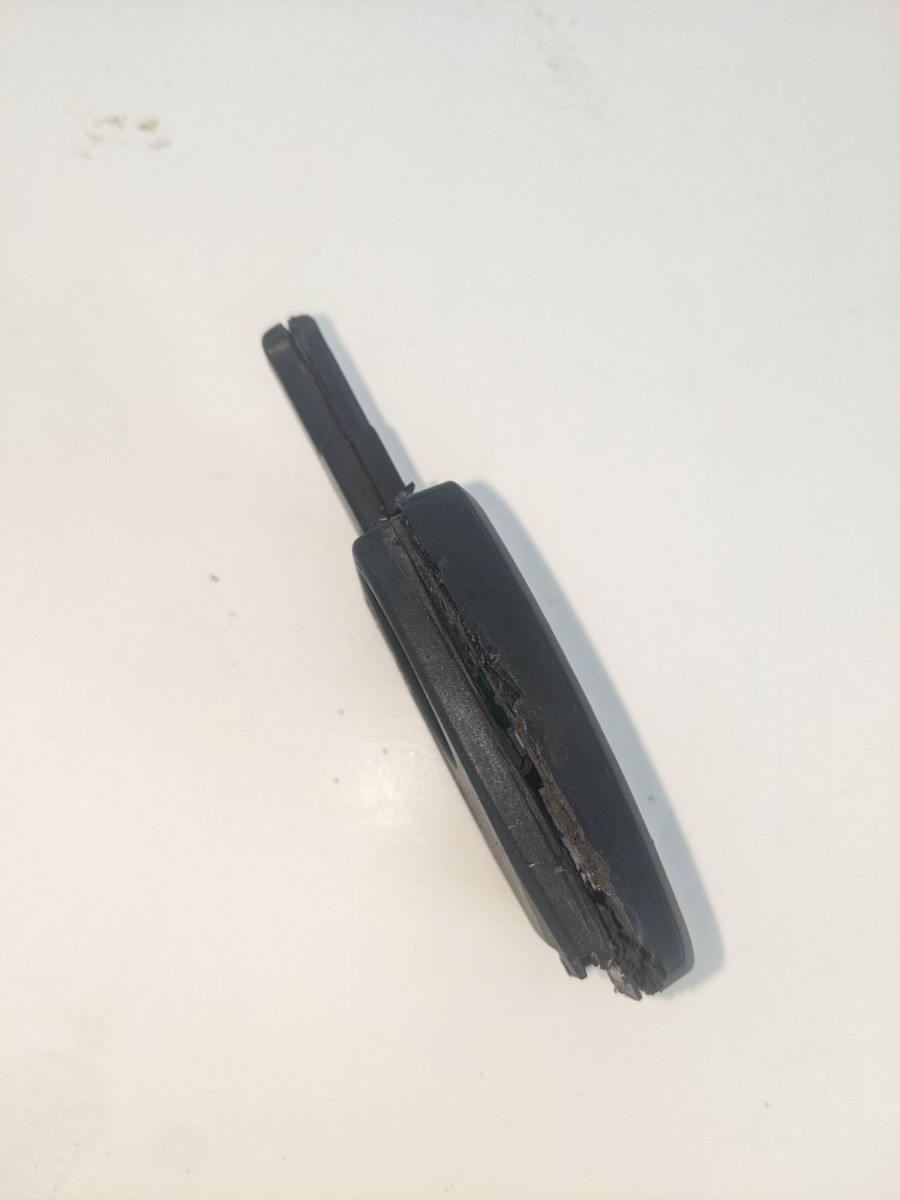 Keyfob case with cut