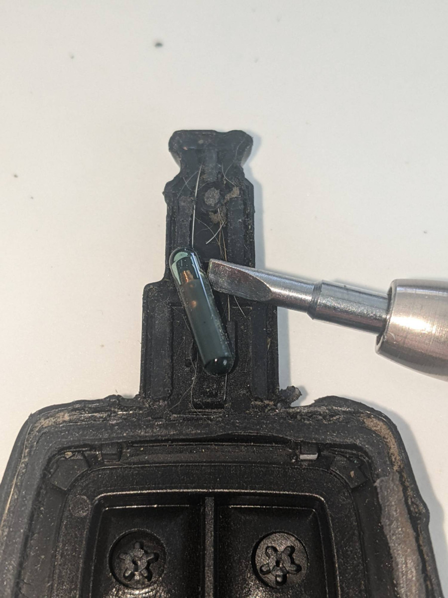 Keyfob grain-of-rice transponder location