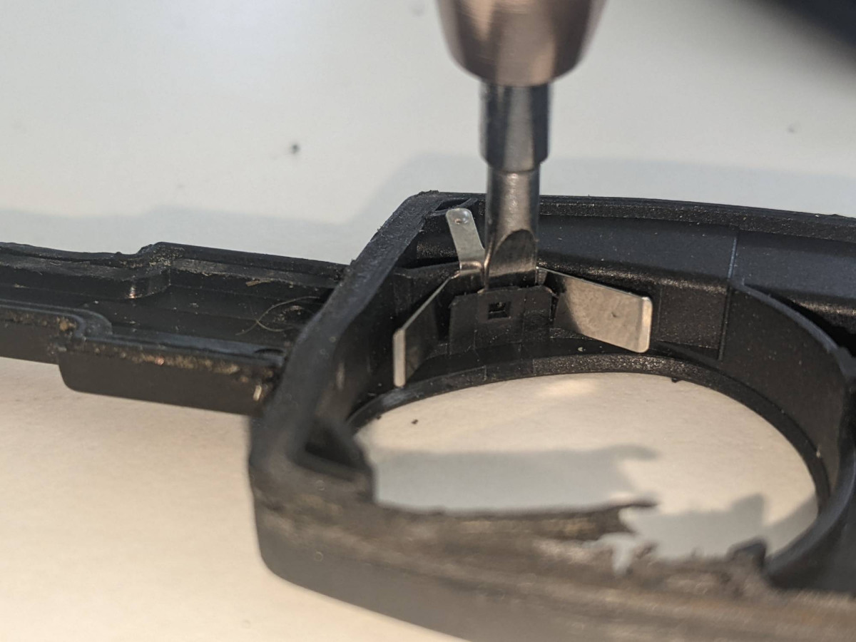 Getting battery contacts off case back