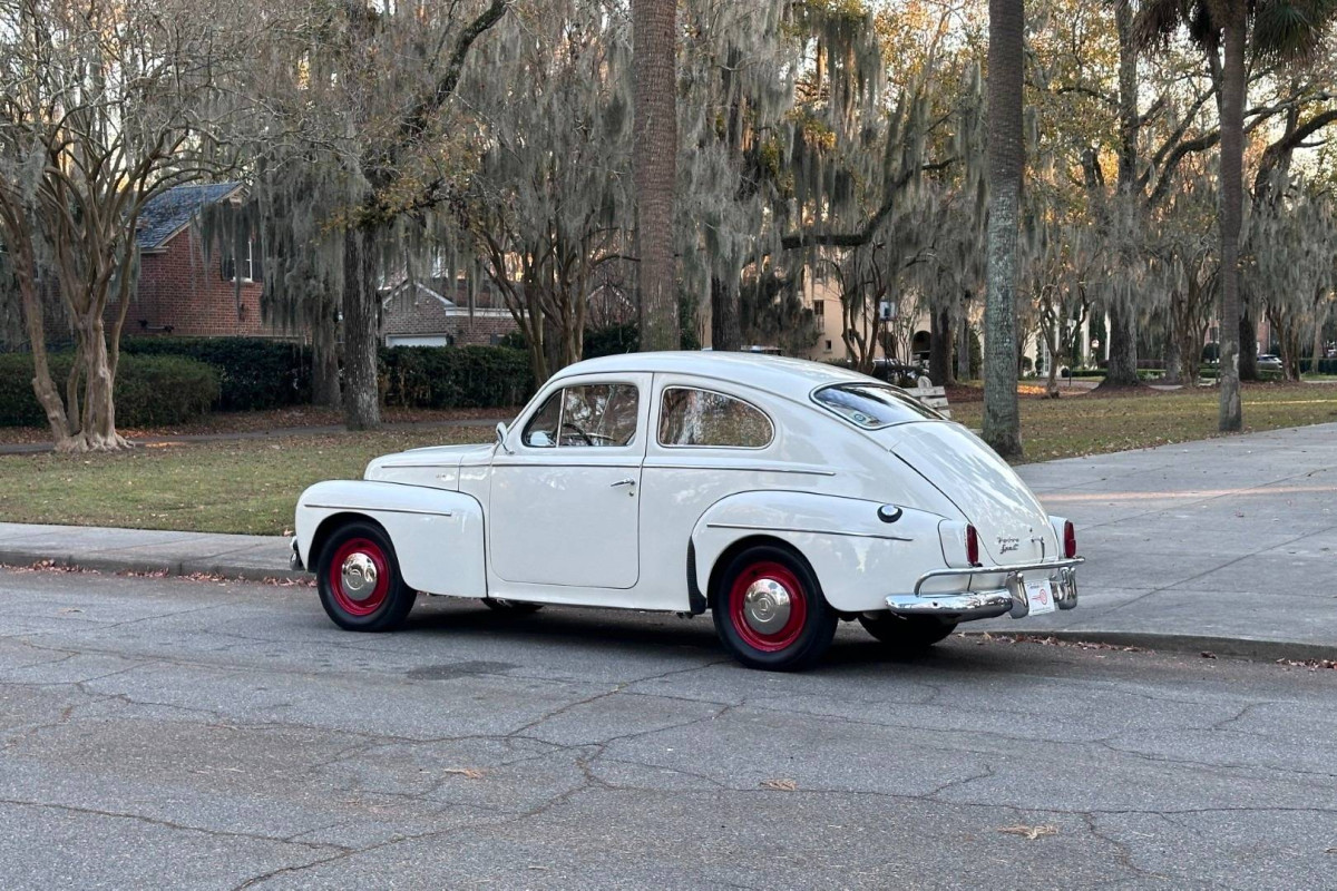 1964_Volvo_PV.jpg