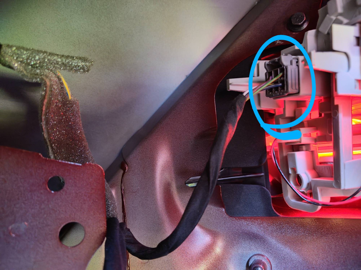 Tail light connector