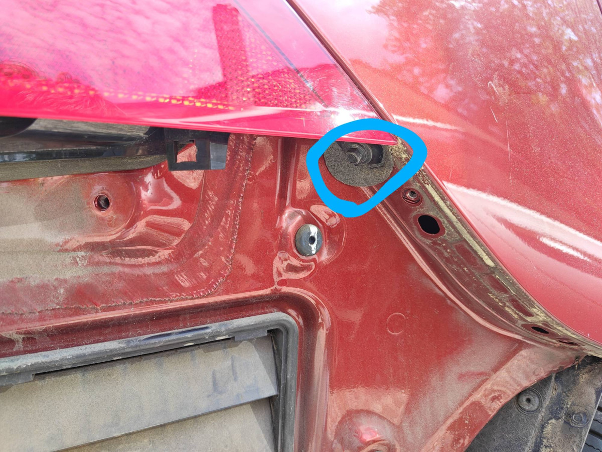 External tail light bolt