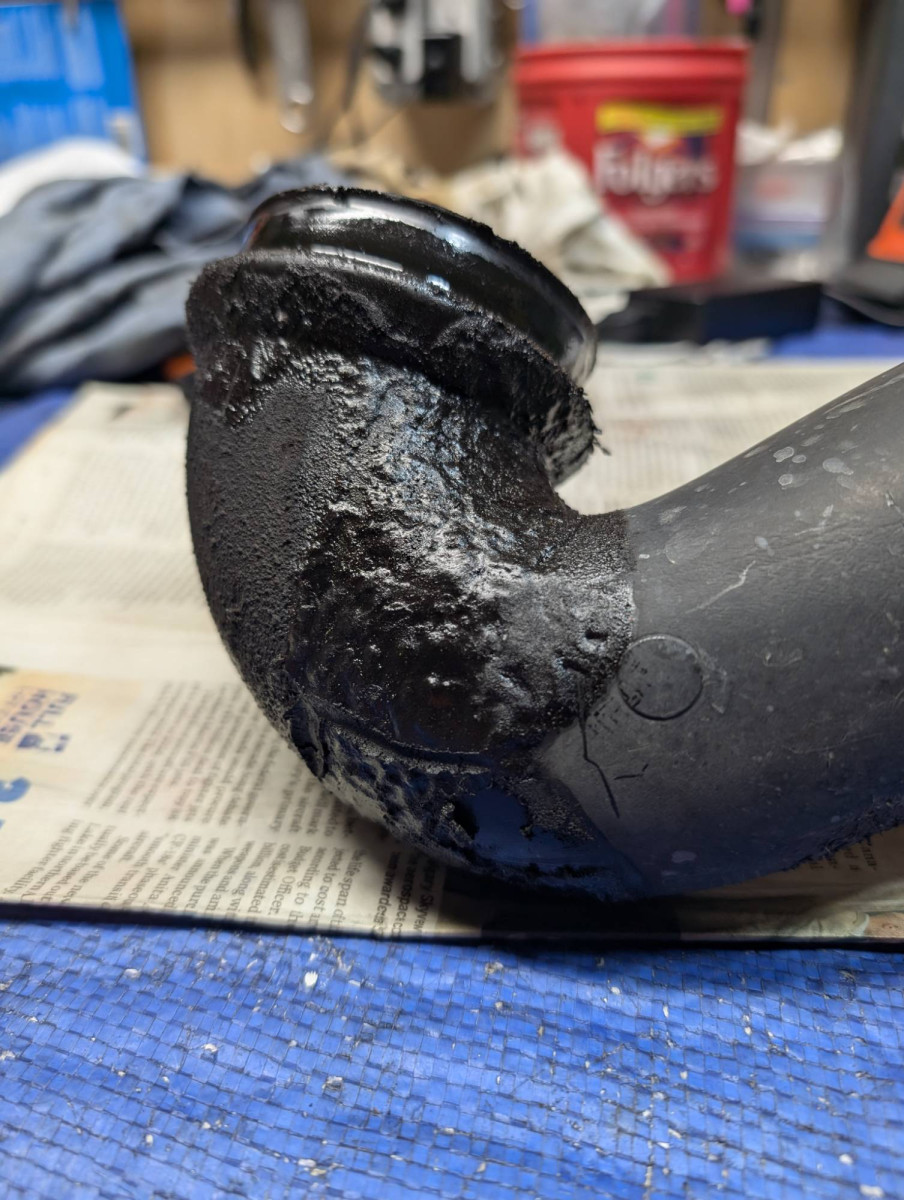 Oil splash from split rubber intercooler hose
