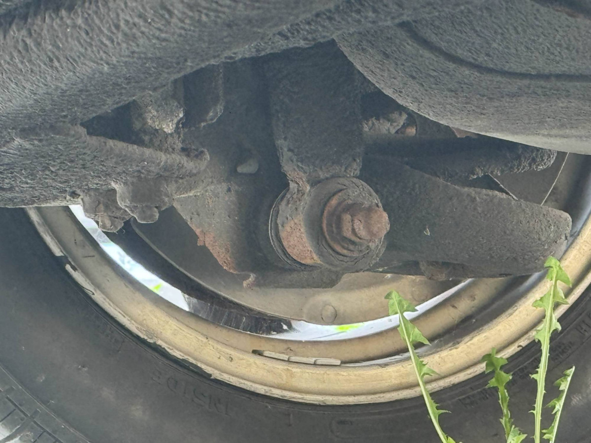 rear passenger wheel inside.jpg