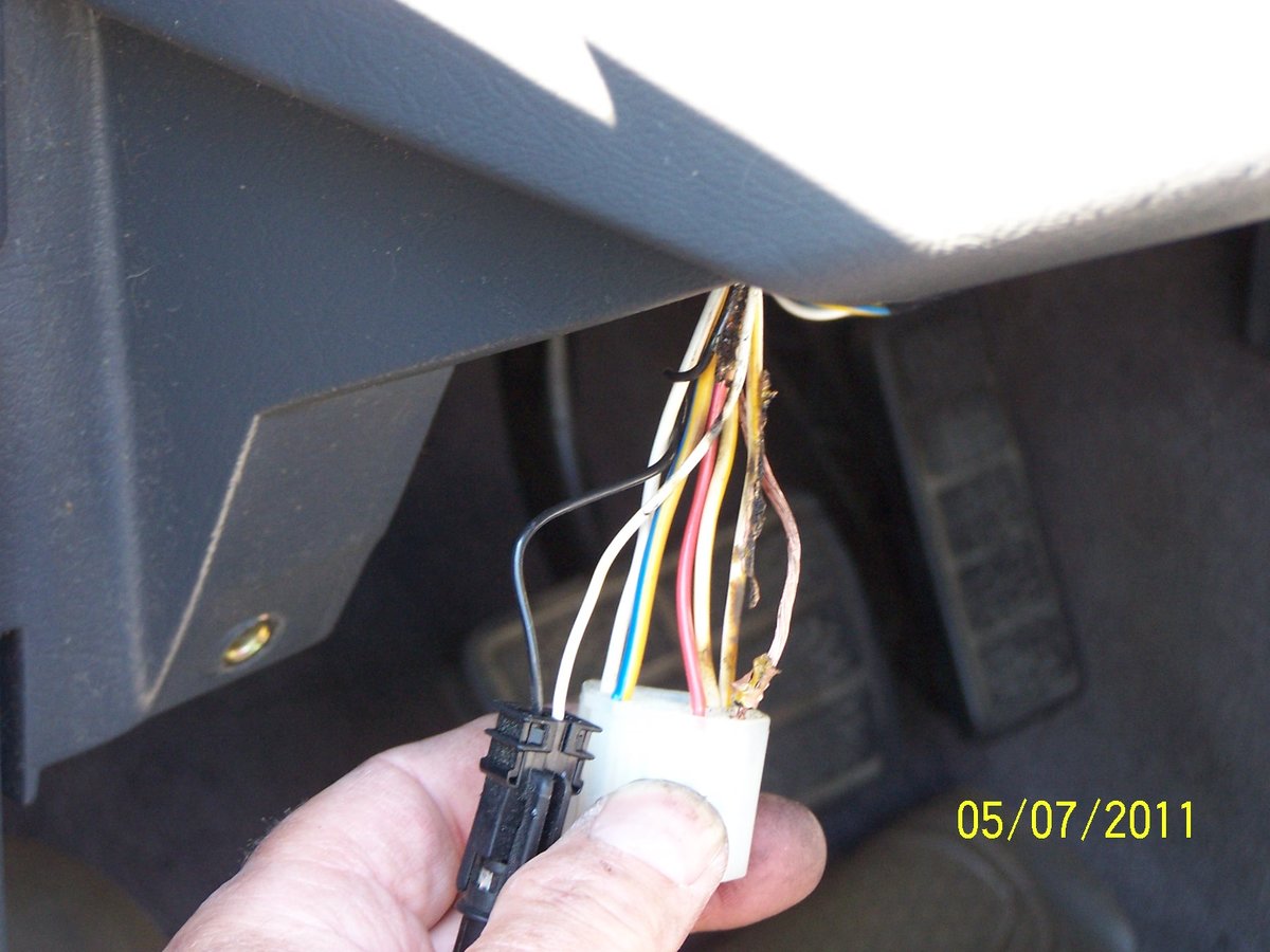 Headlight switch connector