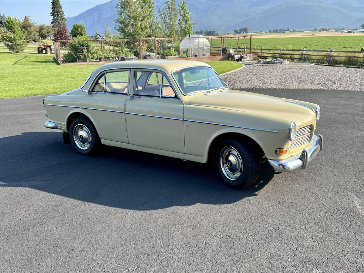 1965_volvo_122s_4 door.jpg