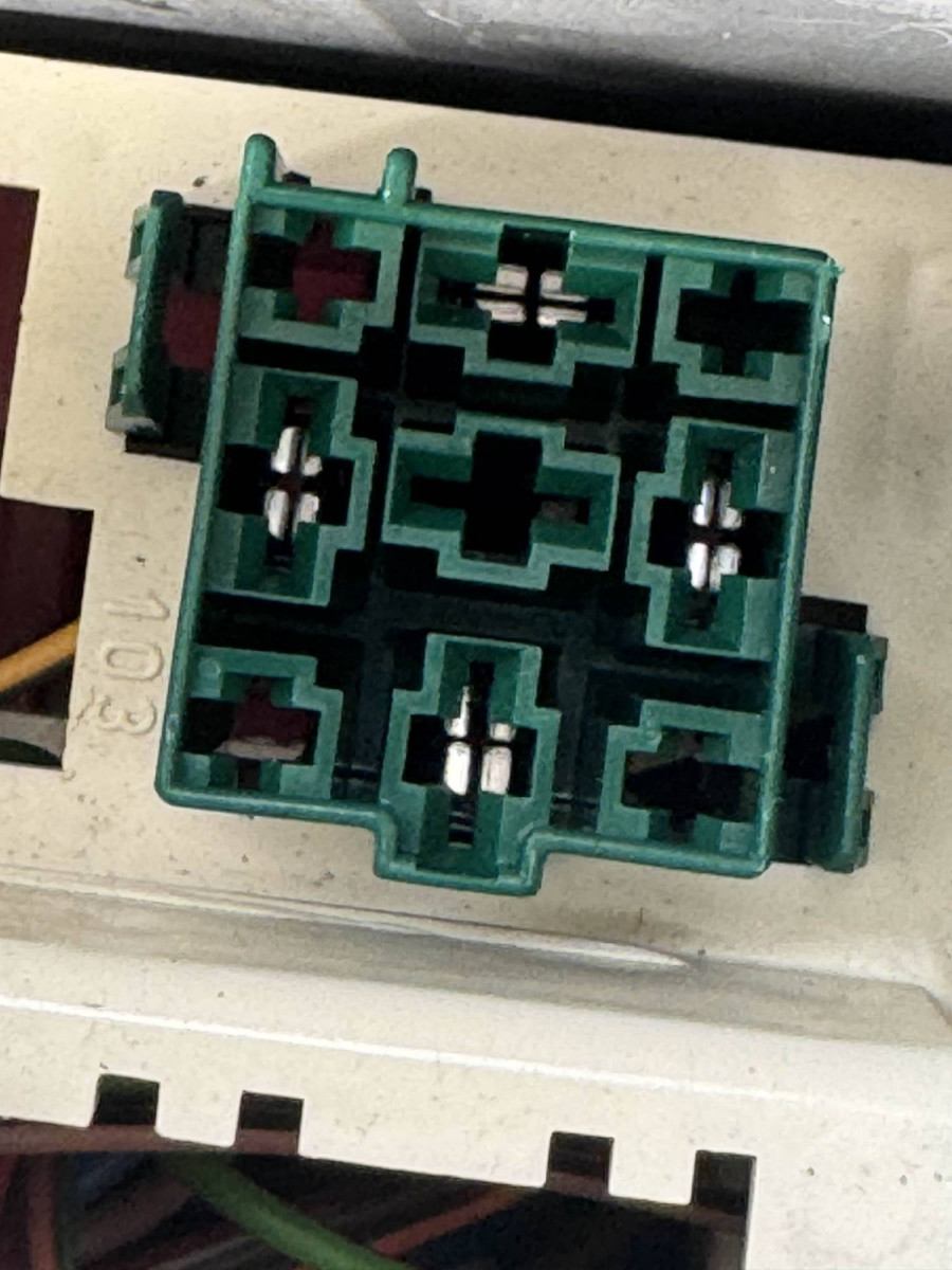 fuse box socket.jpg