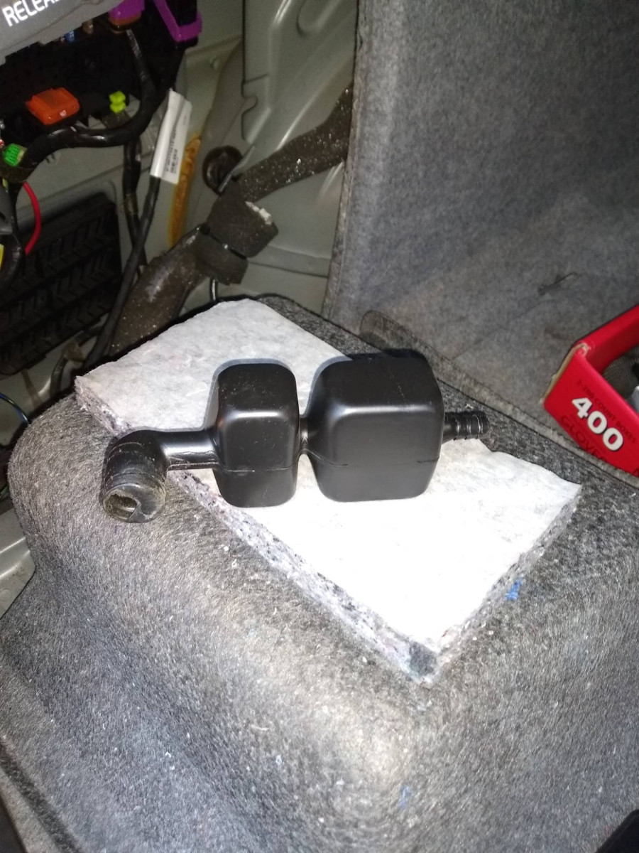 09 S60 Rear Driver's Side Sunroof Drain1.jpg