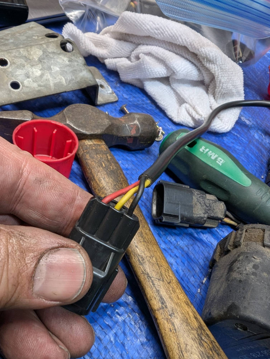 Headlight wiper motor harness plug