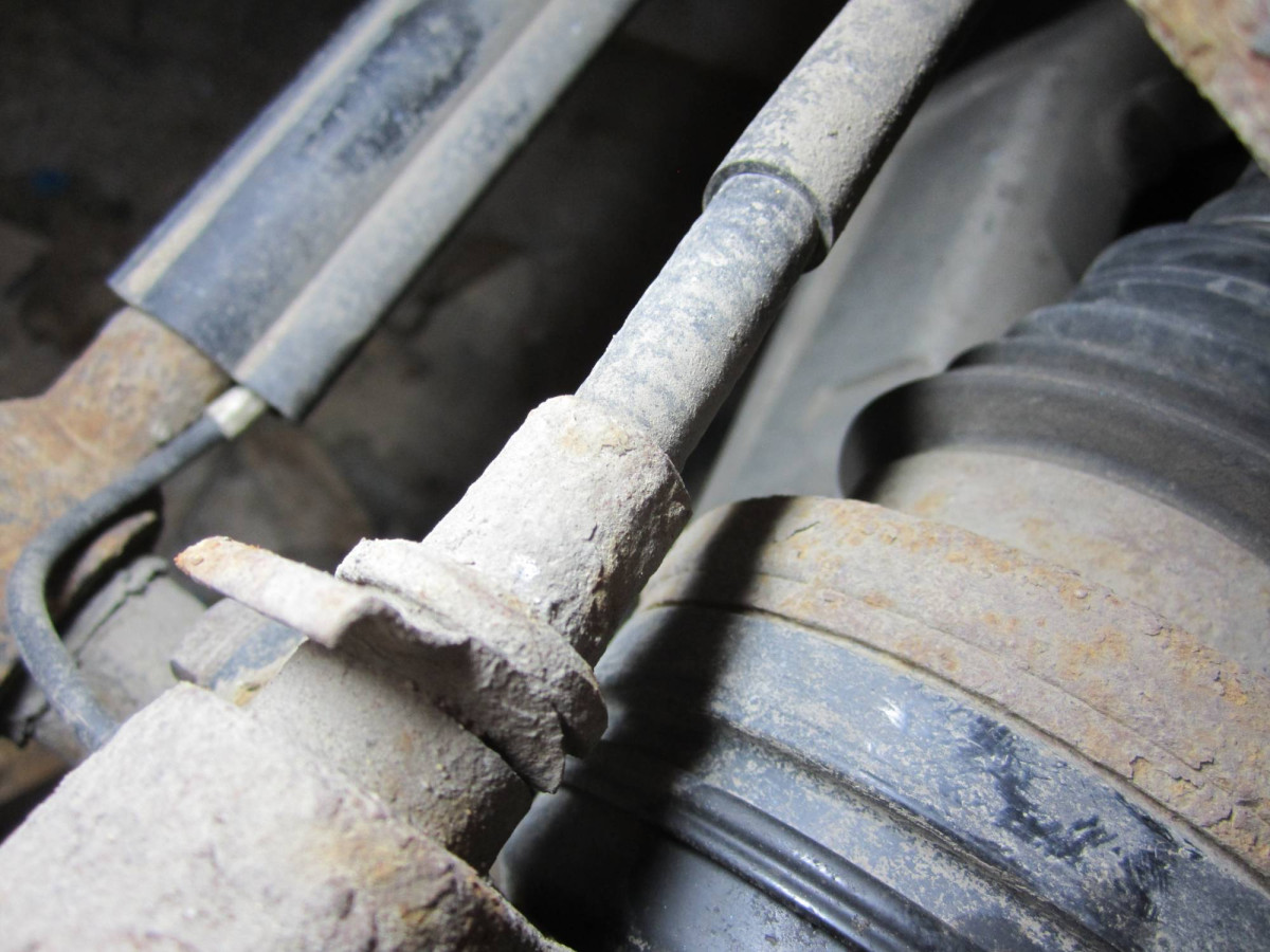 retaining clip for cable at rear hub