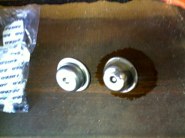 This is the Fuel Dampers for 2000 V70 (old and new).