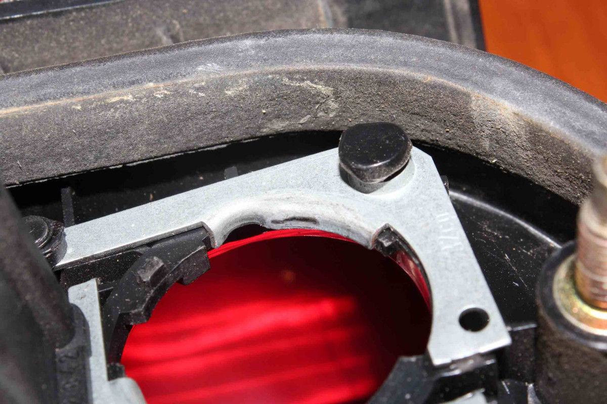 brake light contact area for bulb socket tab.jpg