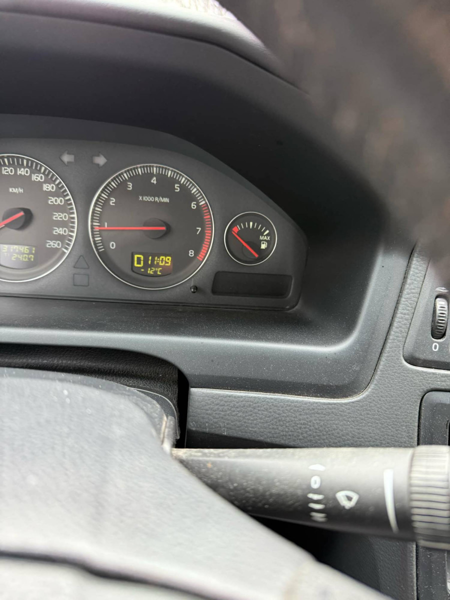 The fuel gauge magically going to 0 while wheel spinning after a stop