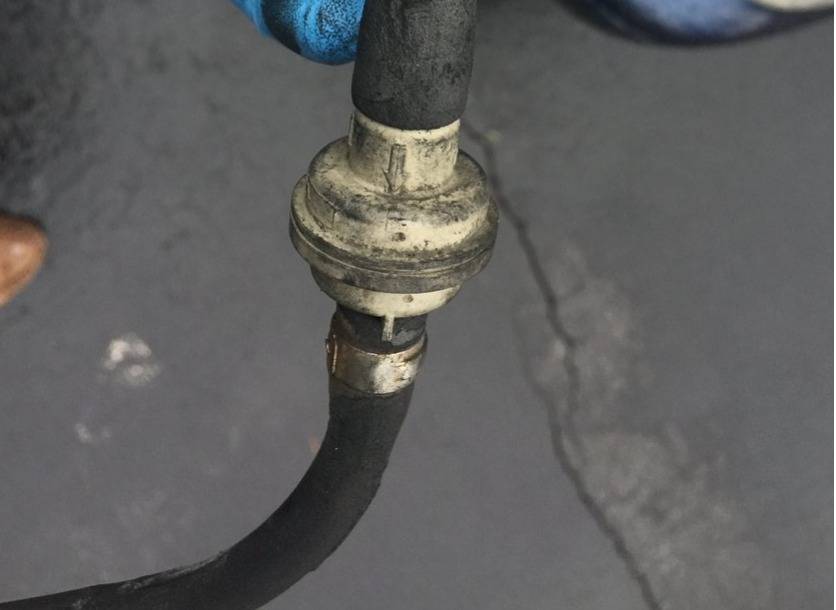 1999 GLT Main vaccum line .JPG