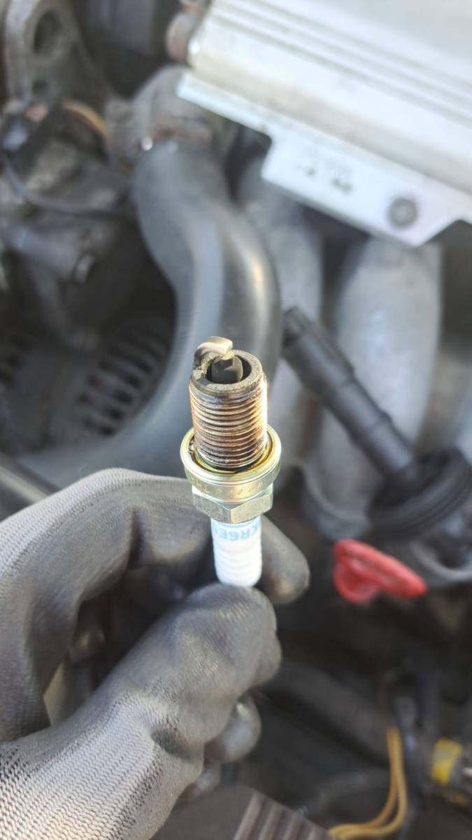 2. Spark plug from left to right (2).jpg