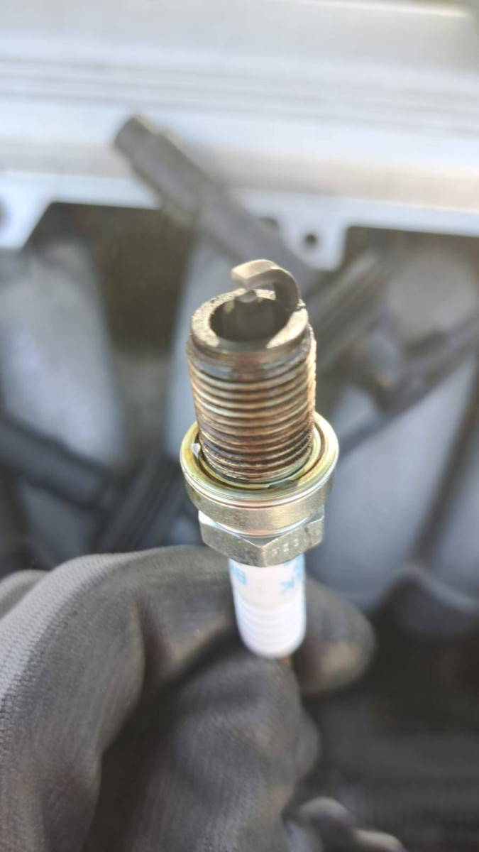 2. Spark plug from left to right (3).jpg