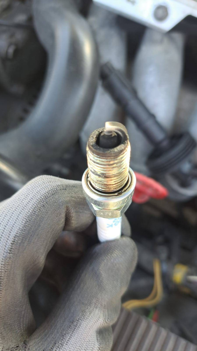 3. Spark plug from left to right (2).jpg