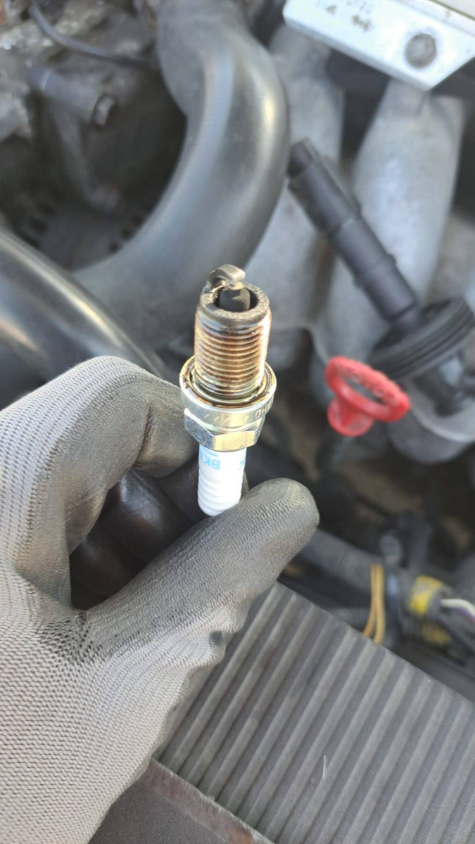 4. Spark plug from left to right (1).jpg
