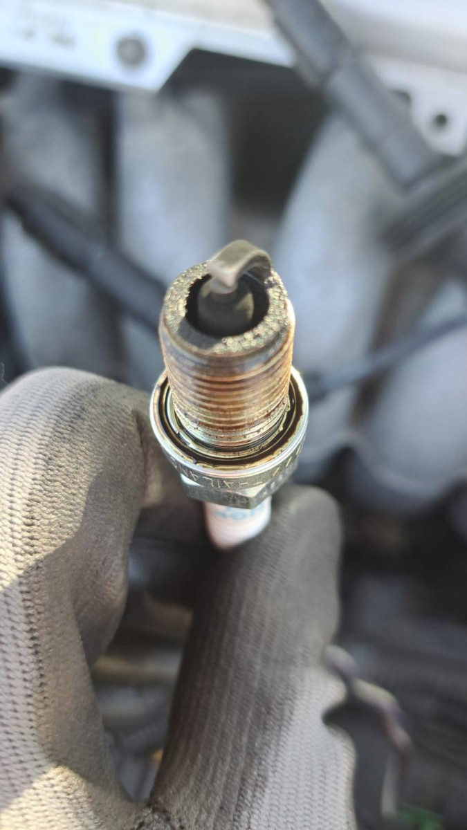 4. Spark plug from left to right (2).jpg