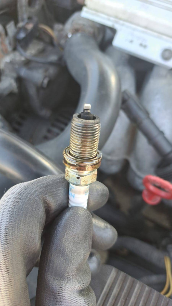 5. Spark plug from left to right (2).jpg