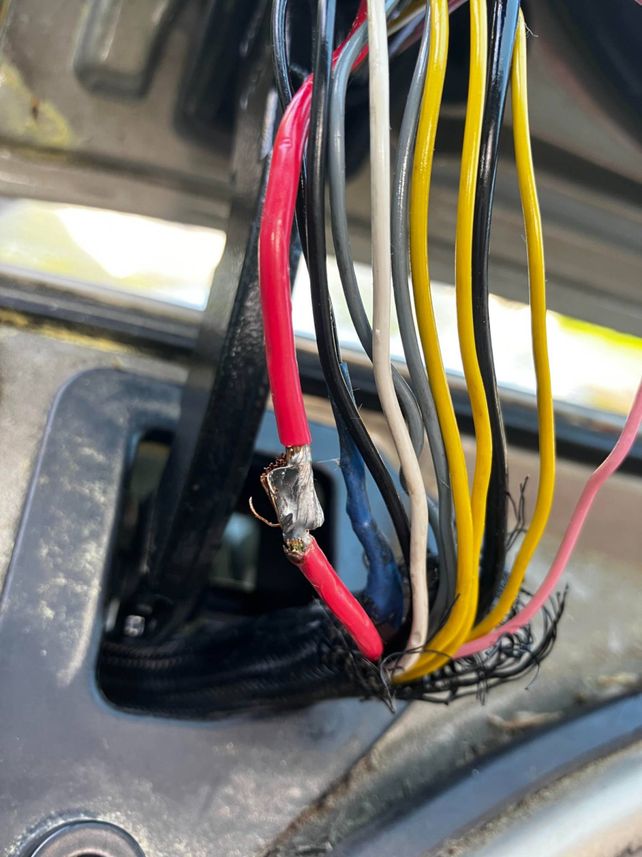 rear hatch left support wiring.jpg